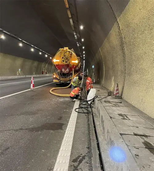 珠晖隧道排水渠清淤